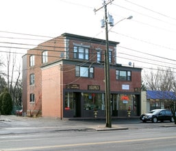 1145-1147 New Britain Ave in West Hartford, CT - Building Photo - Building Photo