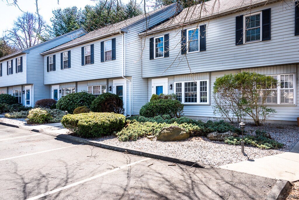 16 Brantwood Dr in Madison, CT - Building Photo