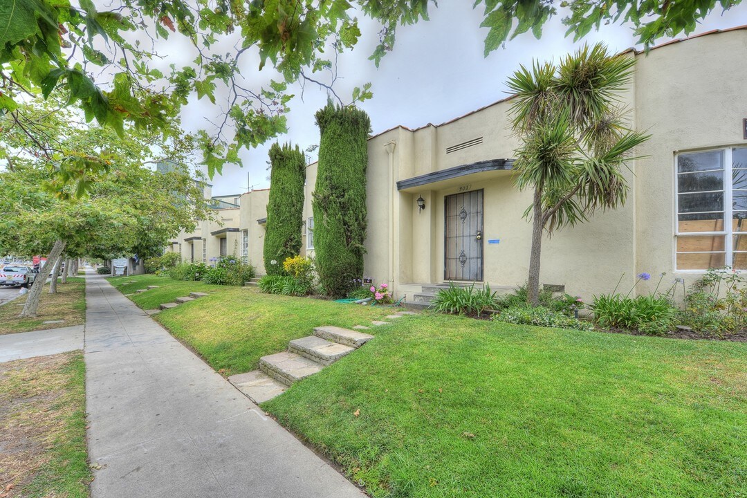 2404 Grandview Ave in Venice, CA - Building Photo