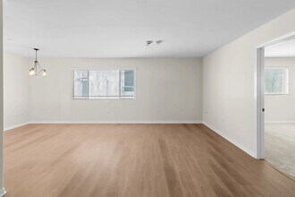 4262 Lindblade Drive, in Los Angeles, CA - Foto de edificio - Interior Photo