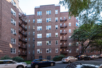 Washington Plaza in Jackson Heights, NY - Building Photo - Building Photo