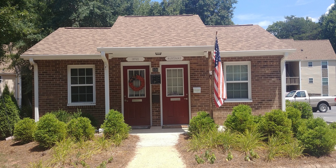 Oakwood Manor Apartments in Mayodan, NC - Building Photo