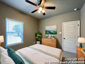 913 E Seidemann St in Seguin, TX - Building Photo - Building Photo