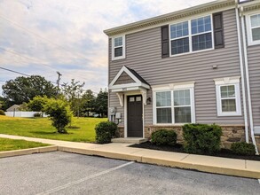 Hunters Pointe Townhomes in York, PA - Building Photo - Building Photo