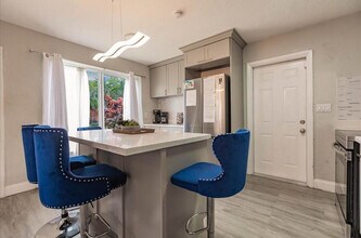 422 Phippen Waiters Rd in Dania Beach, FL - Building Photo - Building Photo