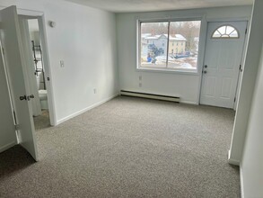 51 Windham Ave, Unit 2 in Colchester, CT - Foto de edificio - Building Photo