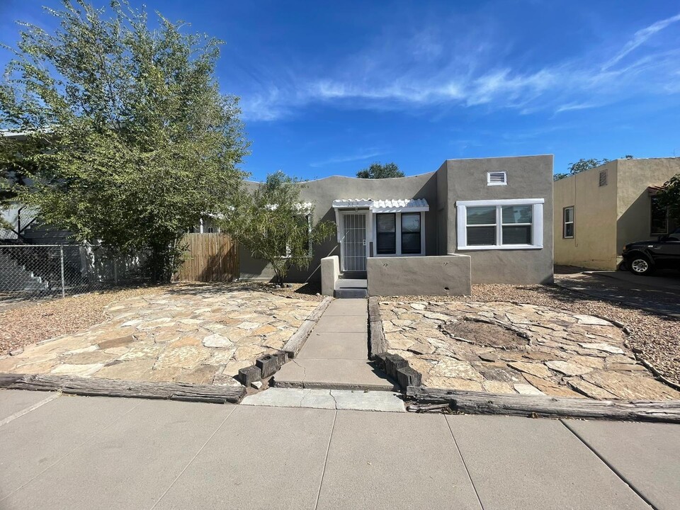 212 Cornell Dr SE in Albuquerque, NM - Building Photo