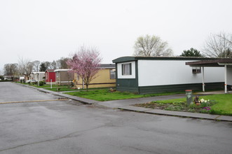 11823 NE Carl Rd in Woodburn, OR - Foto de edificio - Building Photo