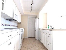 5250 Woodland Lakes Dr in Palm Beach Gardens, FL - Building Photo