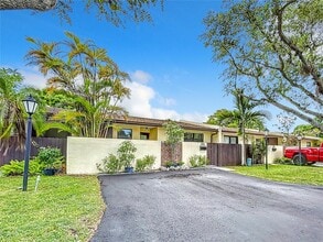 13804 Kendale Lakes Dr in Miami, FL - Building Photo - Building Photo