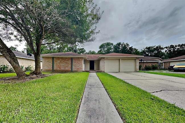 property at 16854 Gleneagle Dr N