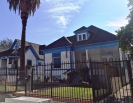 W 14th St Triplex in Los Angeles, CA - Building Photo - Building Photo