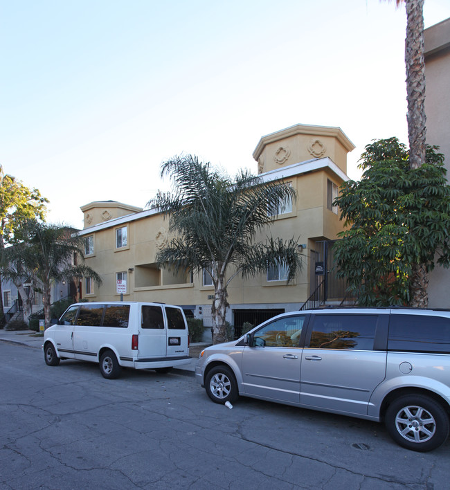 244 W Spazier Ave in Burbank, CA - Foto de edificio - Building Photo