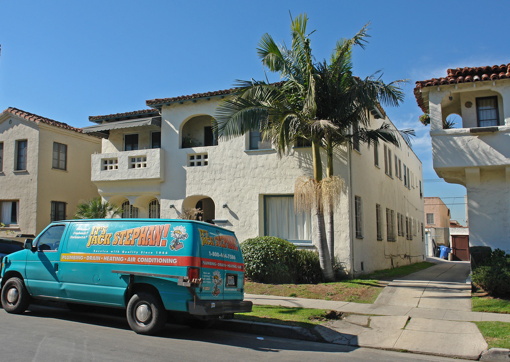 357 N Curson Ave in Los Angeles, CA - Building Photo