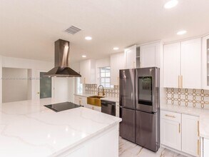 611 SW 64th Way in Pembroke Pines, FL - Building Photo - Building Photo