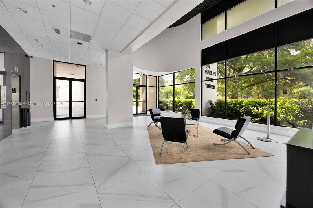 911 E Ponce De Leon Blvd in Coral Gables, FL - Building Photo