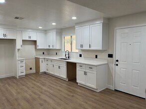 3812 Melody Ln in Las Vegas, NV - Foto de edificio - Building Photo