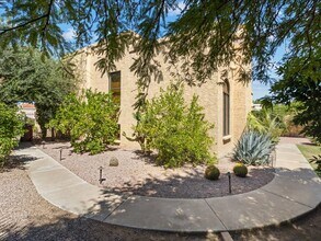10563 E Carol Ave in Scottsdale, AZ - Foto de edificio - Building Photo