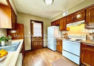 215 NW Monroe St in Lee's Summit, MO - Building Photo - Building Photo