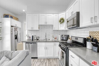 7310 Woodley Ave in Los Angeles, CA - Building Photo - Building Photo