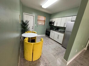 1863 NE 161st St in North Miami Beach, FL - Building Photo - Building Photo