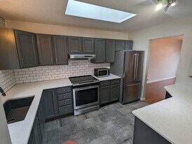 24 Loraine Ave in Quinte West, ON - Building Photo