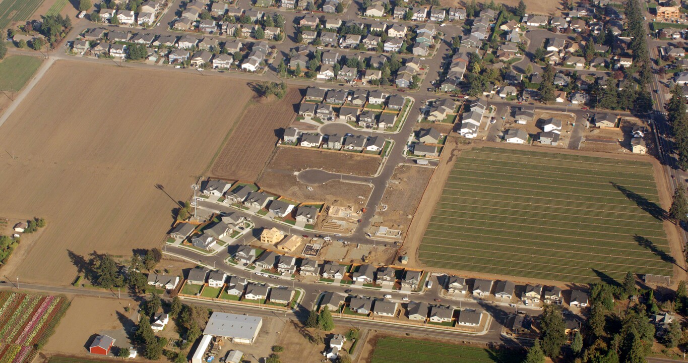 Lennar at Dodds Farm in Canby, OR - Building Photo