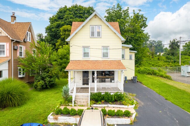 1029 Lancaster Ave in Berwyn, PA - Building Photo - Building Photo