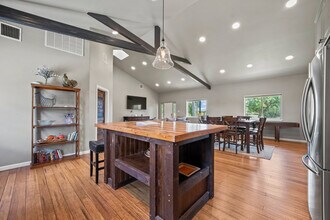 1736 W Live Oak St in Fredericksburg, TX - Building Photo - Building Photo