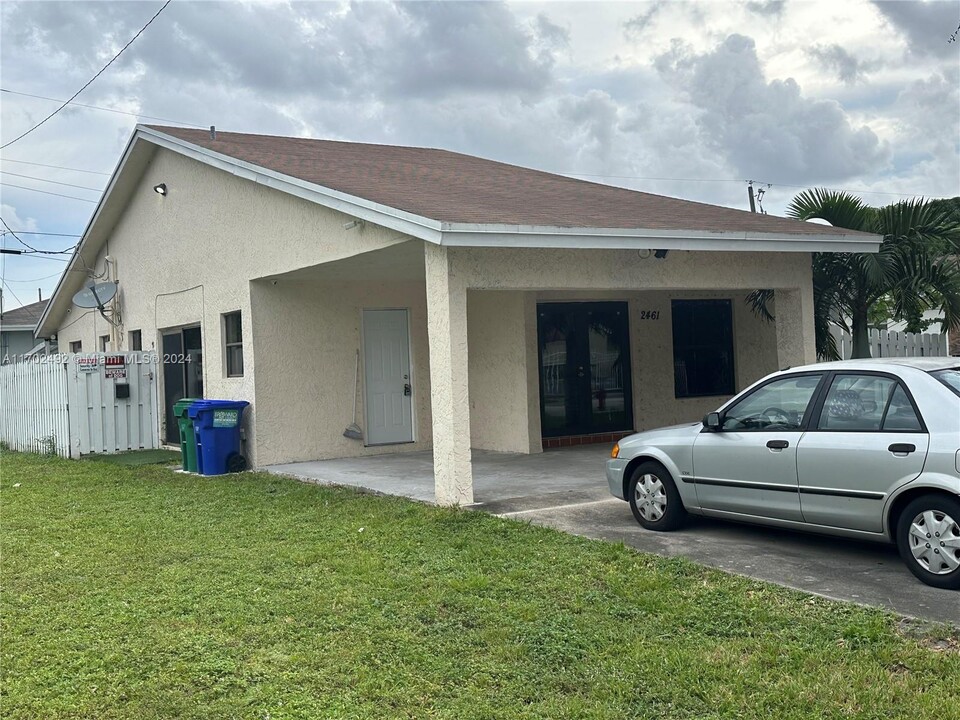 2461 NW 14th St-Unit -1 in Fort Lauderdale, FL - Building Photo