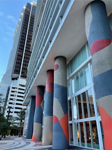 50 Biscayne Blvd, Unit 1805 in Miami, FL - Building Photo