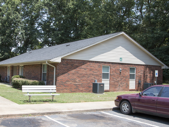 Orchard Park Apartments in Ridge Spring, SC - Foto de edificio - Building Photo