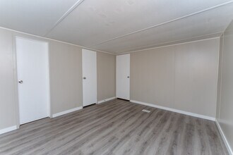 9355 Lake Dr in New Port Richey, FL - Building Photo - Building Photo