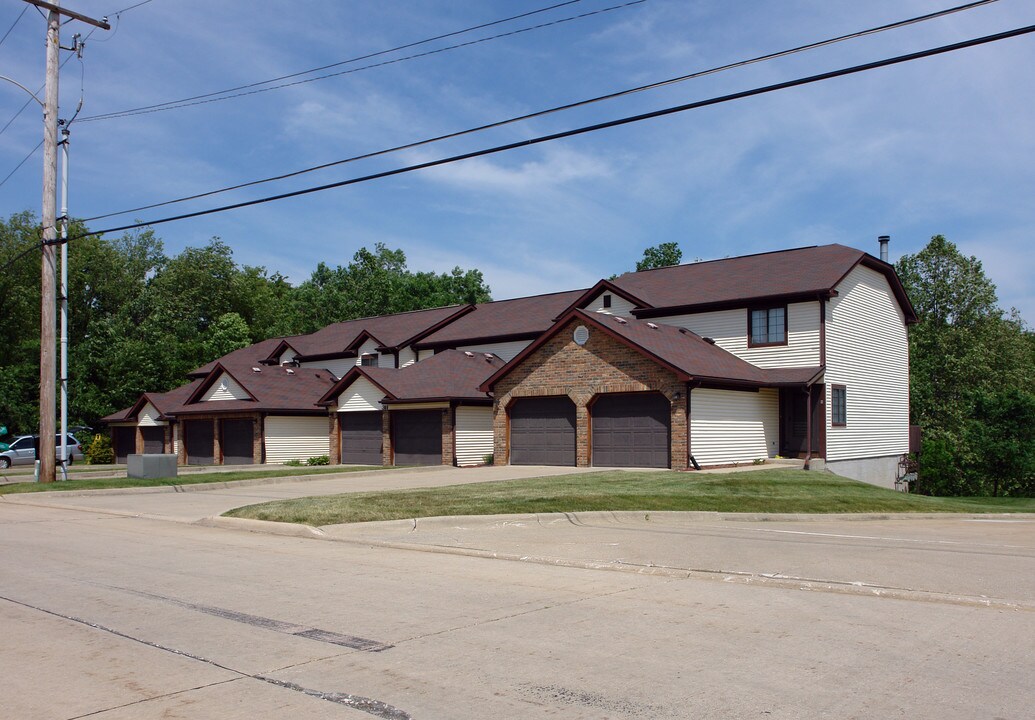311 Pleasant Meadow Blvd in Cuyahoga Falls, OH - Foto de edificio