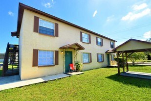 Pine Crest in Tampa, FL - Building Photo