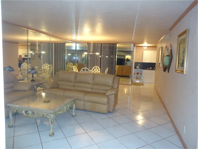 1000 S Ocean Blvd, Unit 17C in Pompano Beach, FL - Building Photo - Building Photo