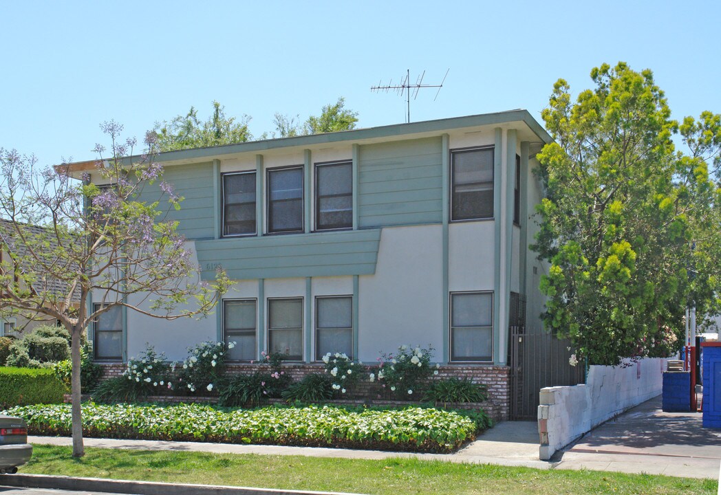 6128 Cashio St in Los Angeles, CA - Foto de edificio