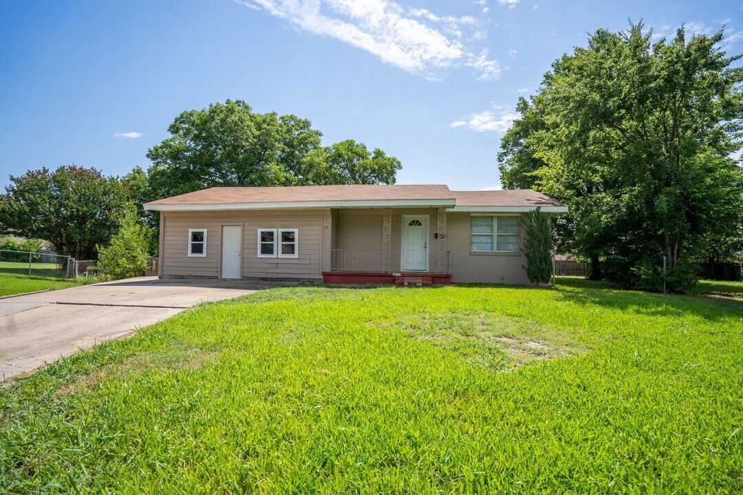 27 Hillcrest Ave NE in Ardmore, OK - Building Photo