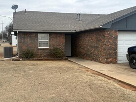 313 W Pine Ave in Duncan, OK - Building Photo