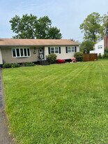 323 Shingle Hill Rd in West Haven, CT - Building Photo