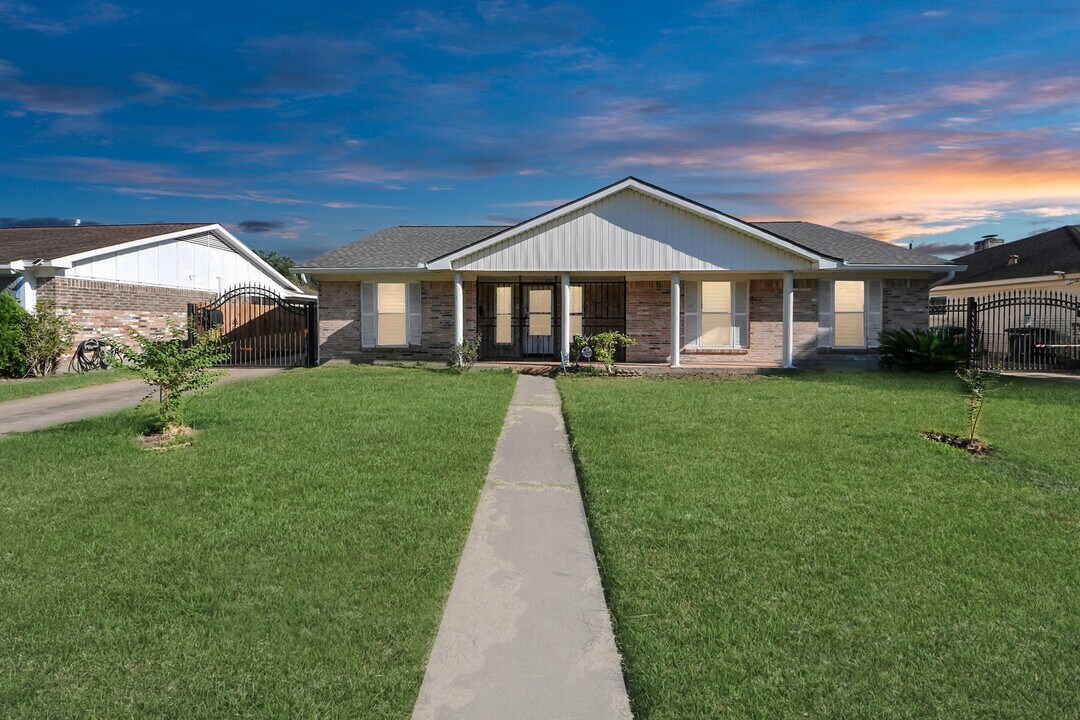 9222 Sharpview Dr in Houston, TX - Building Photo