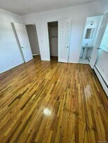 151-84 17th Rd in Queens, NY - Building Photo