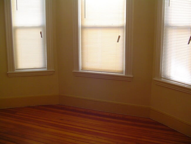 73 Cottage St, Unit 2 in Chelsea, MA - Foto de edificio - Building Photo