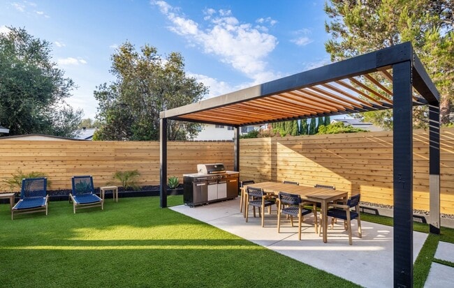 4678 Firestone St in San Diego, CA - Foto de edificio - Building Photo