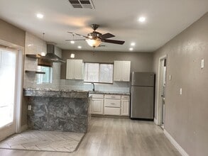 1222 W Saginaw Way in Fresno, CA - Building Photo - Building Photo