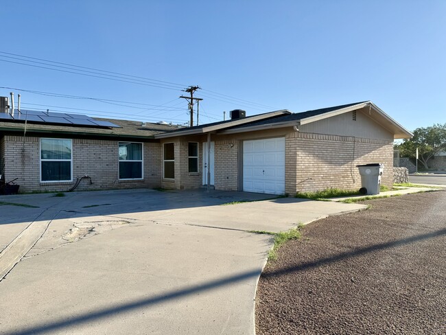 10833 Cardigan Dr in El Paso, TX - Building Photo - Building Photo