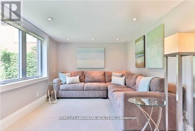 318 Betty Ann Dr in Toronto, ON - Building Photo - Building Photo