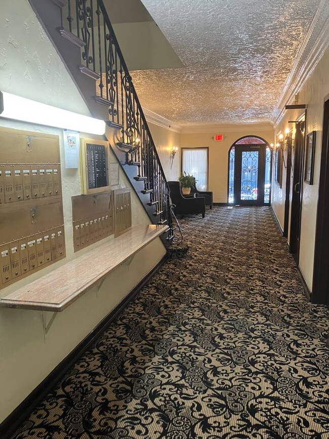The Larchmoyne in Los Angeles, CA - Building Photo - Building Photo