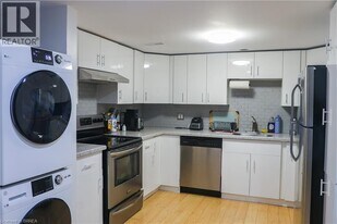 2 Robroy Ct in Brantford, ON - Building Photo