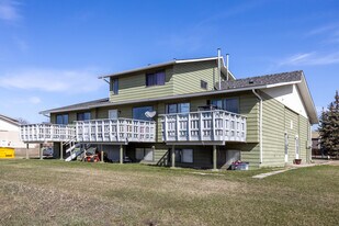 2727 78 Av SE in Calgary, AB - Building Photo